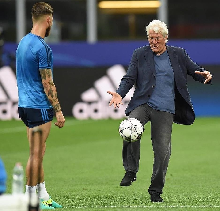 El actor estadounidense Richard Gere se pasó ayer por el entrenamiento del Real Madrid para dar unos toques al balón con Sergio Ramos.. 
