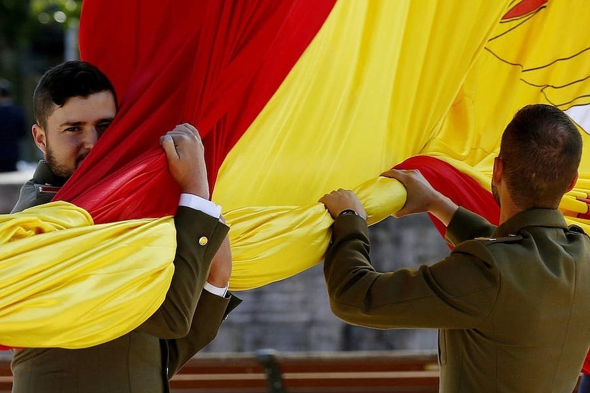 Soldados del Ejército de Tierra, la Armada, el Ejército del Aire y la Guardia Civil han izado la bandera.. 