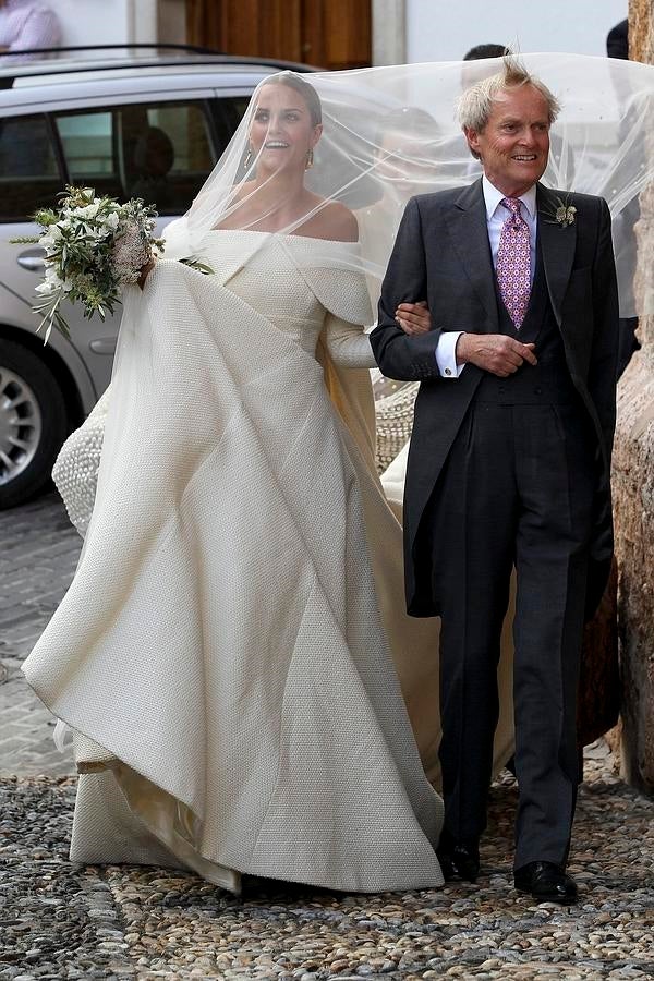 La novia Charlotte con su padre, el duque de Wellington a su llegada a la iglesia. 