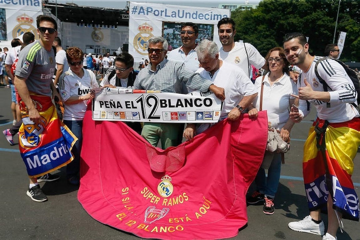 Seguidores del Real Madrid en la zona de aficionados de su equipo en Milán. 