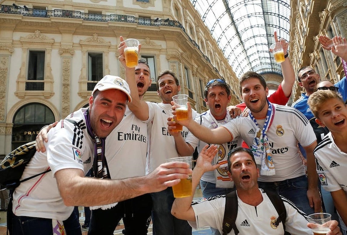 Seguidores del equipo merengue festejan la jornada antes de la final de la Liga de Campeones esta noche. 