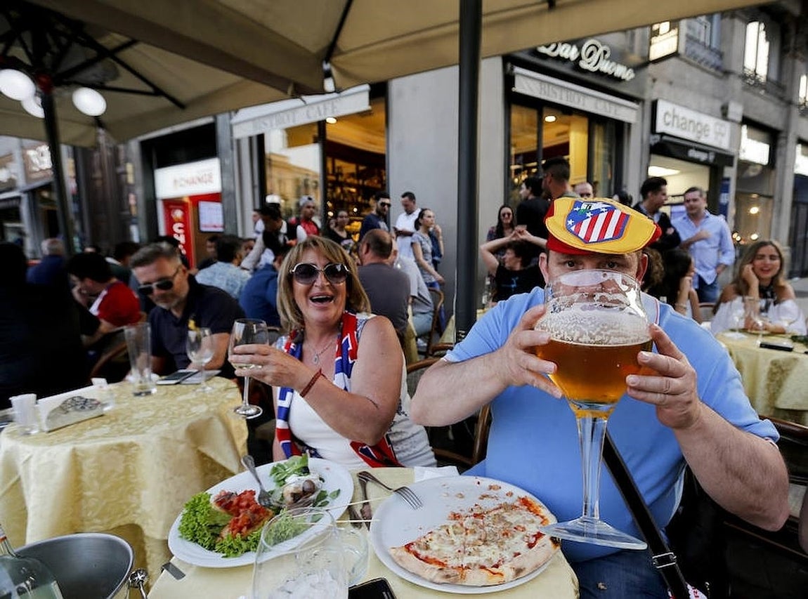 Una paraja de españoles disfruta de un almuerzo en Milán momentos previos a la final de la Champions. 