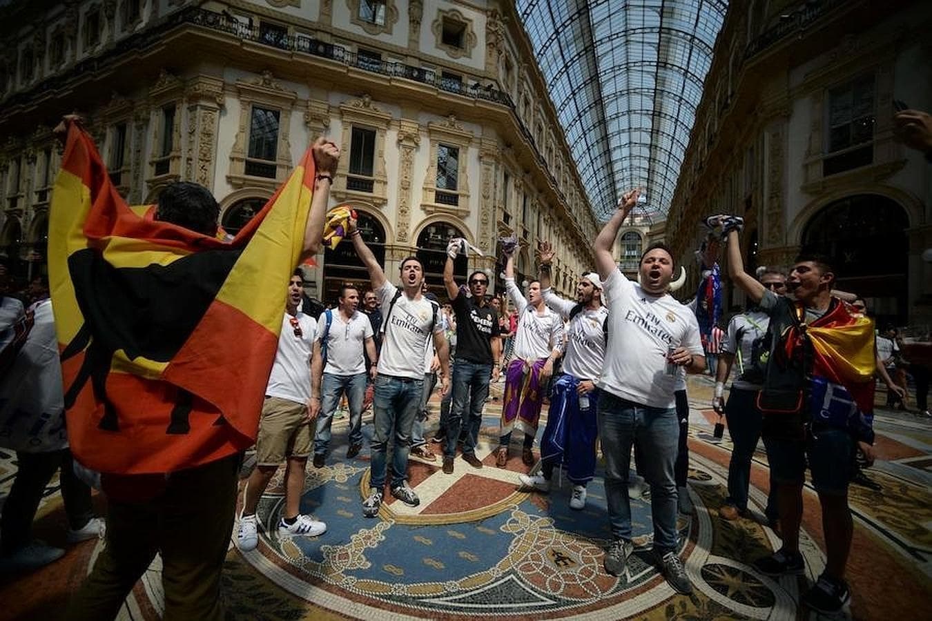 Seguidores madridistas festejan la final de la Liga de Campeones antes del partido en la galería Vittorio Emanuele de Milán. 