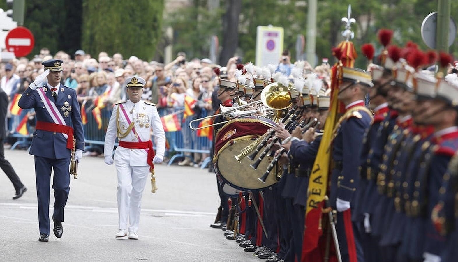 El Rey Felipe VI ha pasado revista las tropas en la Plaza de la Lealtad. 