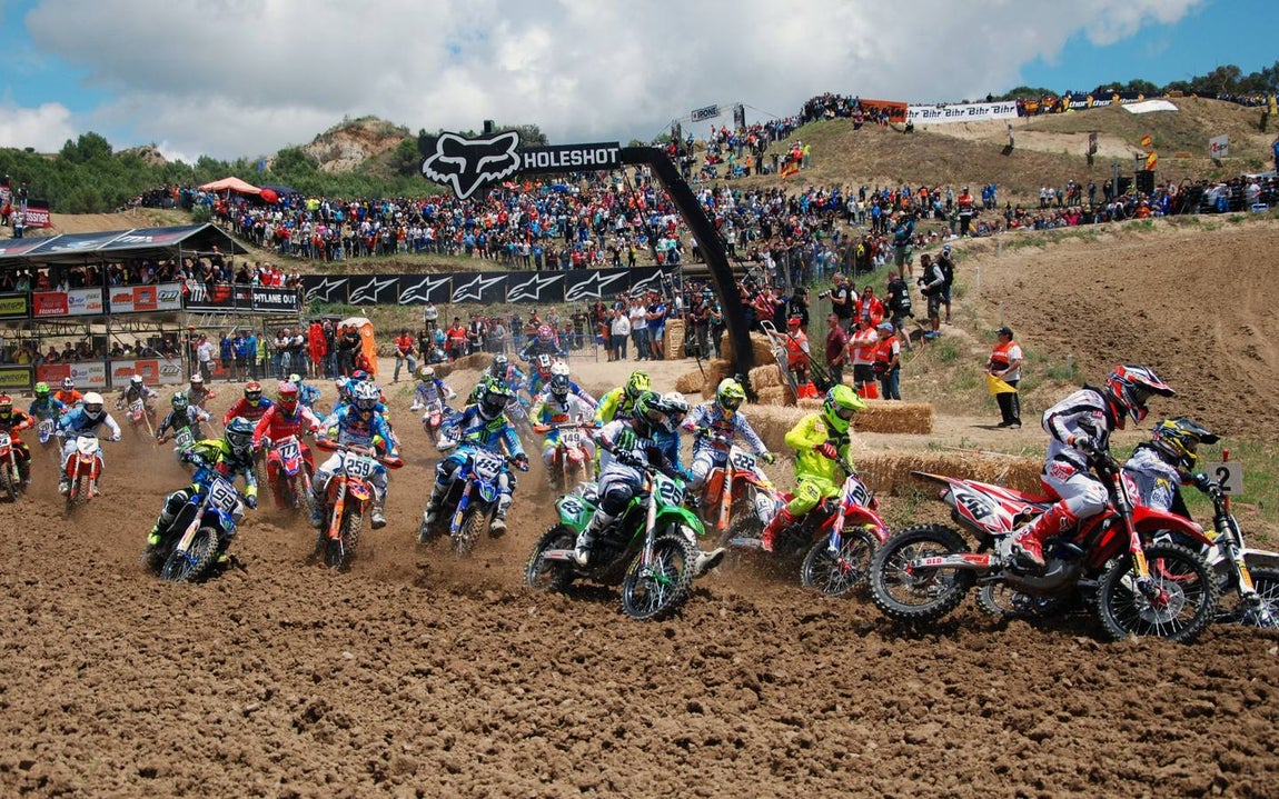 La lluvia dejó el terreno blando en la mañana del domingo. 
