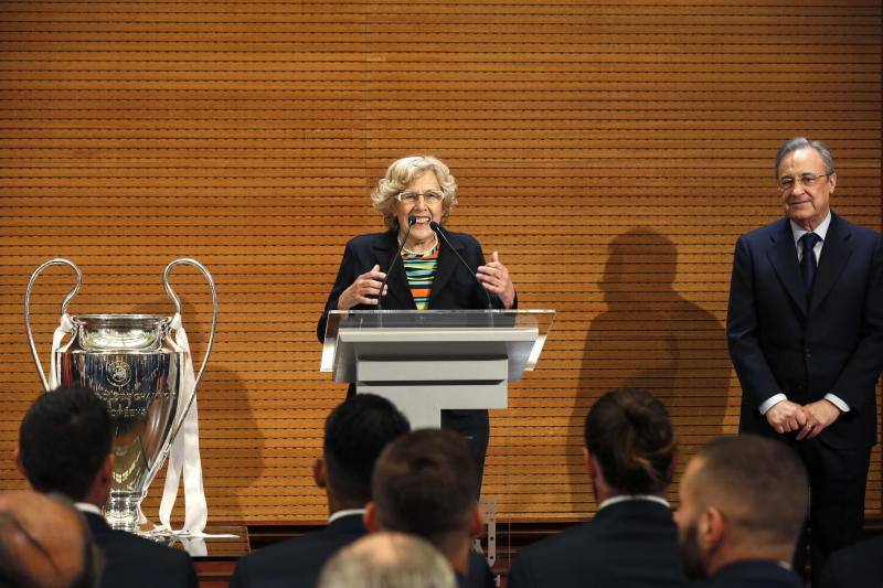 Manuela Carmena, alcaldesa de Madrid, dirige unas breves palabras a jugadores y aficionados