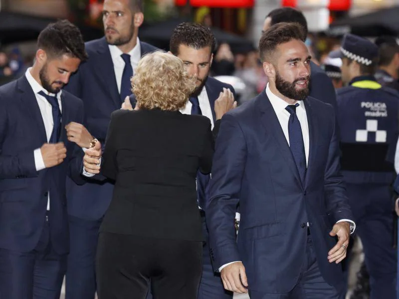 Los jugadores saludan a Manuel Carmena, alcaldesa de Madrid