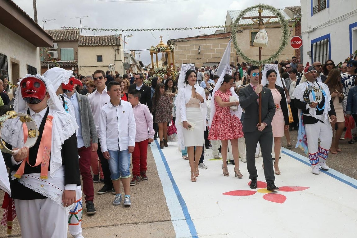 Los vecinos de Camuñas durante la procesión. 