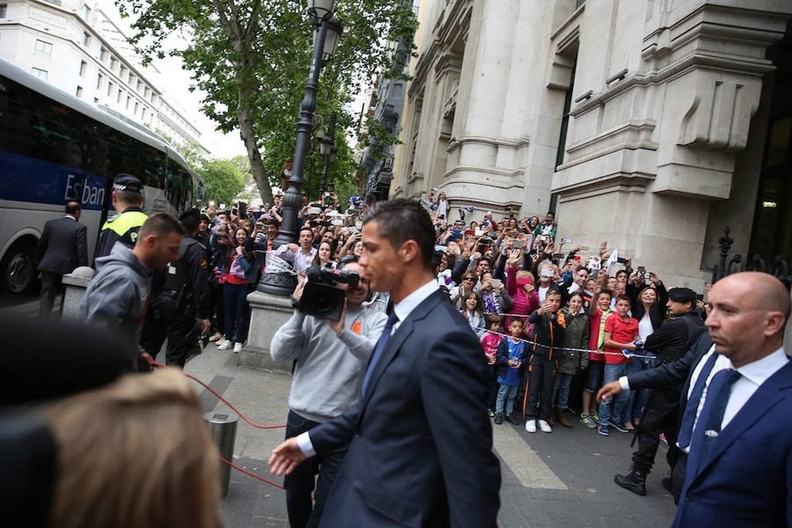 Hinchas blancos esperan para ver a su equipo. En la foto Cristiano Ronaldo. 