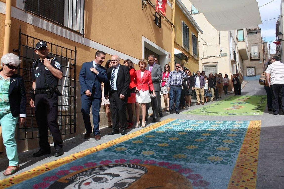 Las alfombras de Elche de la Sierra, visitadas por el presidente de la Diputación de Albacete y el delegado de la Junta. 