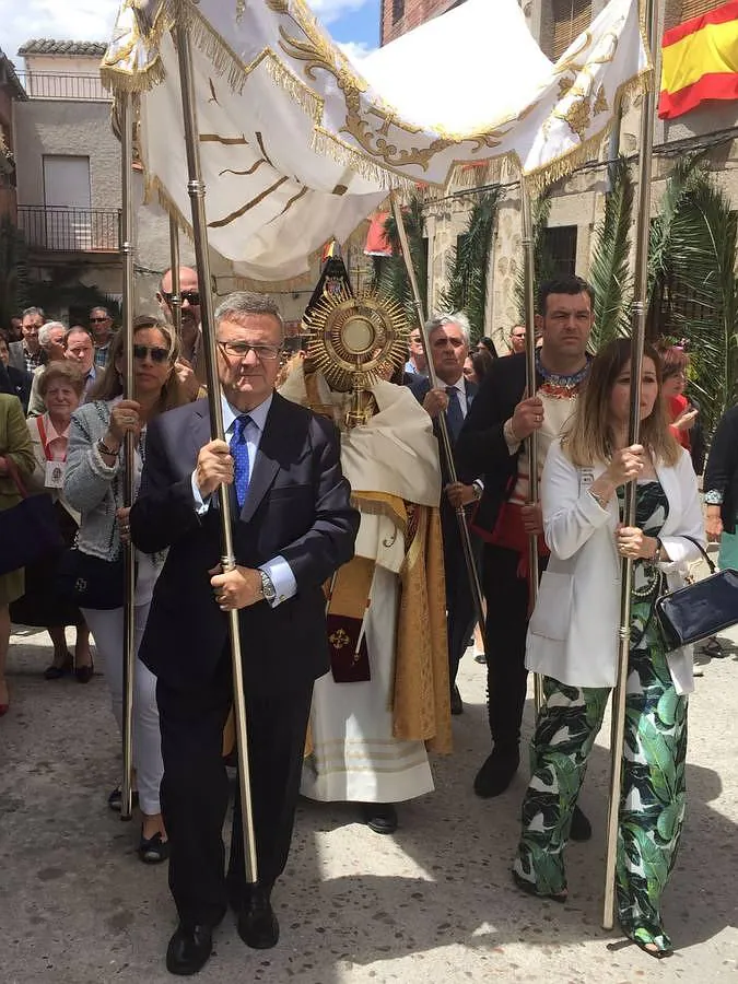 El presidente del PP en Toledo, Arturo García Tizón porta el palio de la custodia en Lagartera
