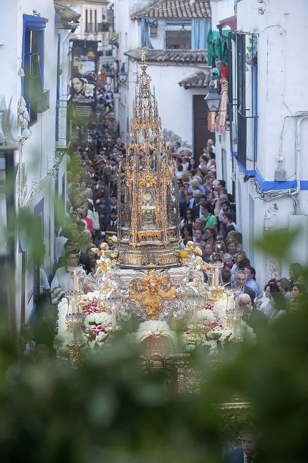 La procesión del Corpus Christi recorre las calles de Córdoba