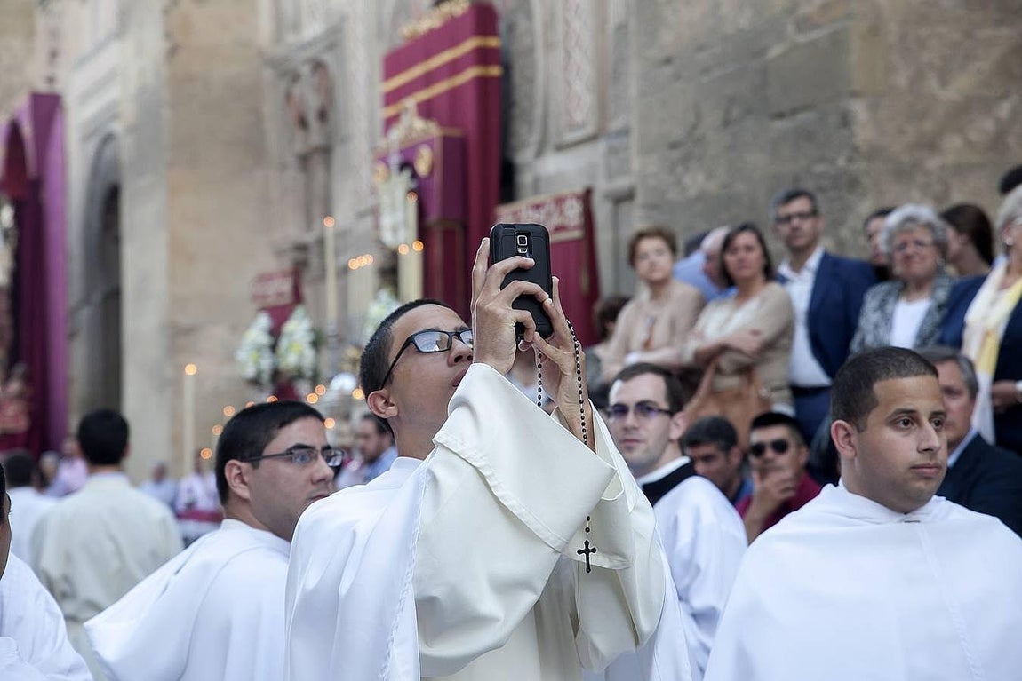 La procesión del Corpus Christi recorre las calles de Córdoba