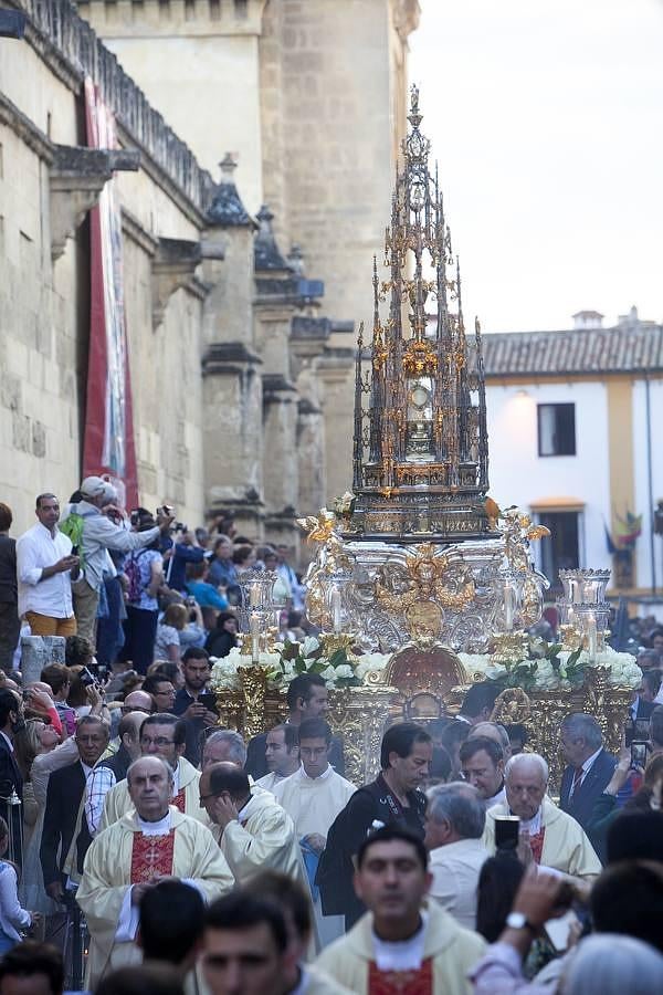 La procesión del Corpus Christi recorre las calles de Córdoba
