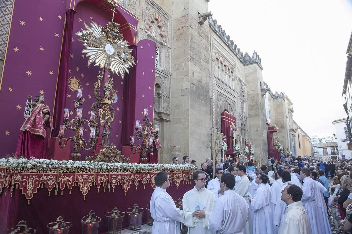 La procesión del Corpus Christi recorre las calles de Córdoba