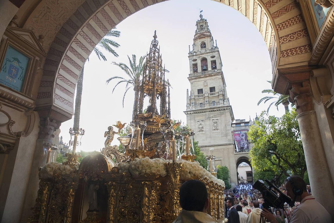 La procesión del Corpus Christi recorre las calles de Córdoba