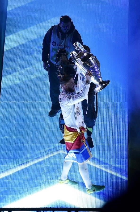 Sergio Ramos enseña la Copa a su estadio, repleto con 80.000 personas. 