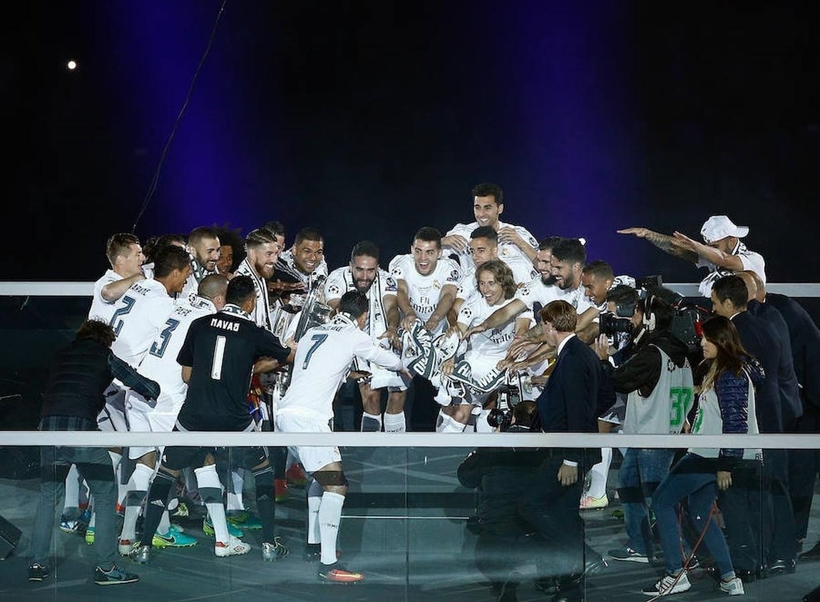Los últimos coletazos de la celebración en el Bernabéu. 