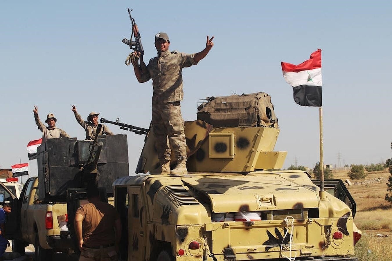 Soldados del ejército iraquí posan en las inmediaciones de Faluya