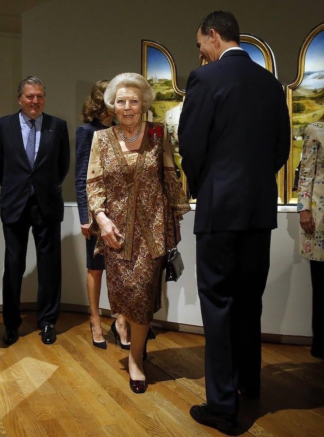 Los Reyes, junto a la princesa Beatriz de Holanda y el ministro de Educación, Cultura y Deporte, Íñigo Méndez de Vigo (i)