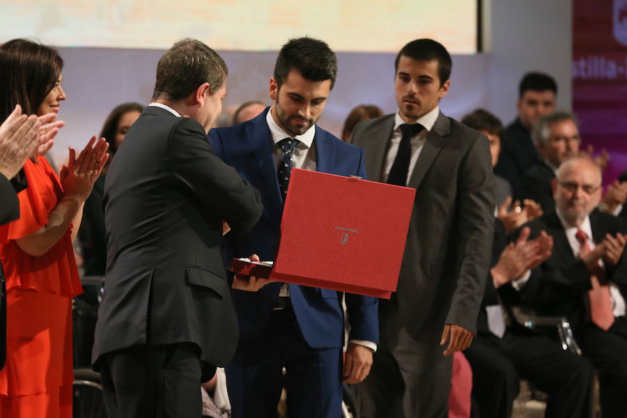 Placa al Mérito a los hermanos Cubelo, por su brillante trayectoria deportiva en la práctica del piragüismo. 