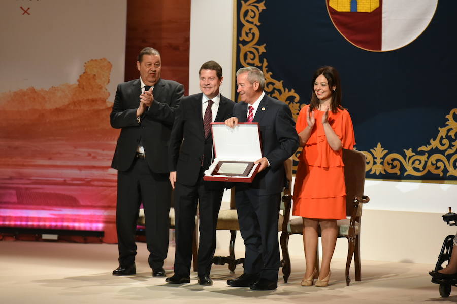 Placa al Mérito a Ramón Munera, por su contribución al desarrollo del movimiento asociativo de los mayores en la región. 