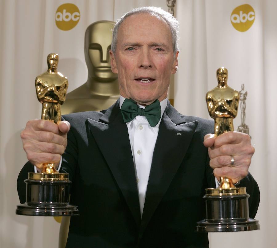 Posando con sus dos Óscar por «Million dollar baby». 