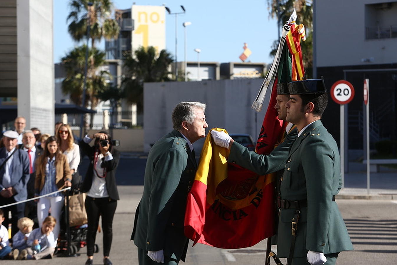 Las imágenes del acto en Cádiz del 172 aniversario de la fundación de la Guardia Civil