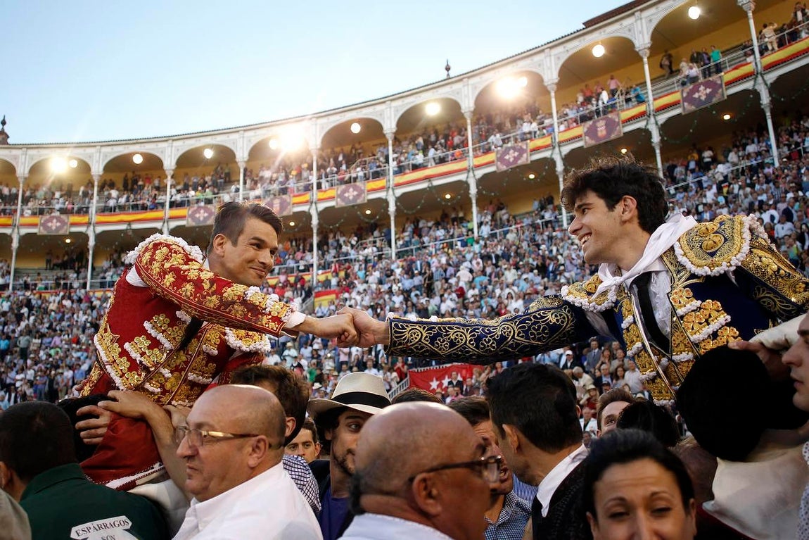 Manzanares y Simón, a hombros. 