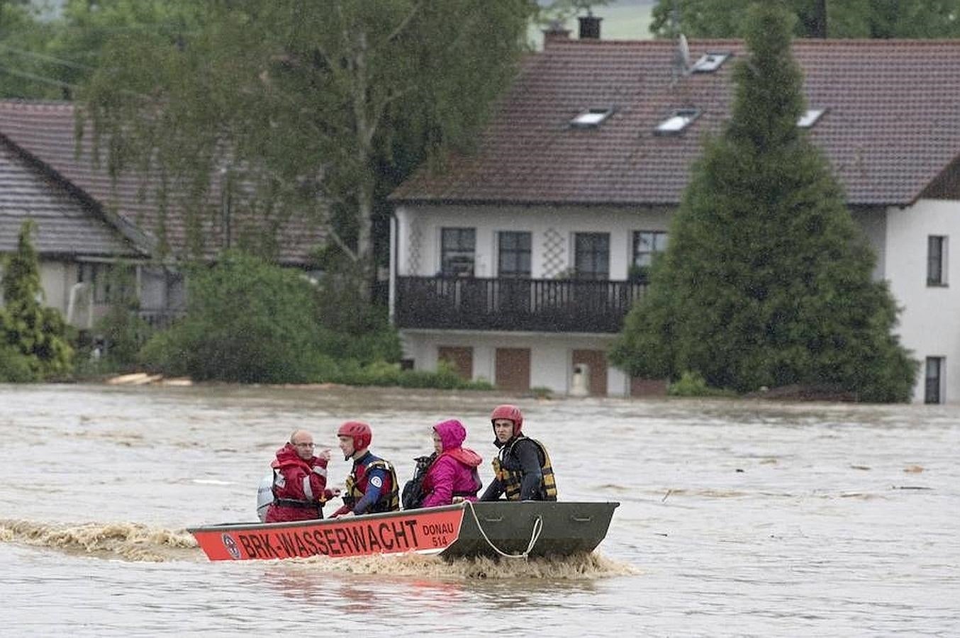 Empleados de la Cruz Roja participan en la evacuación de varias personas en una zona inundada en Triftern, Alemania. 