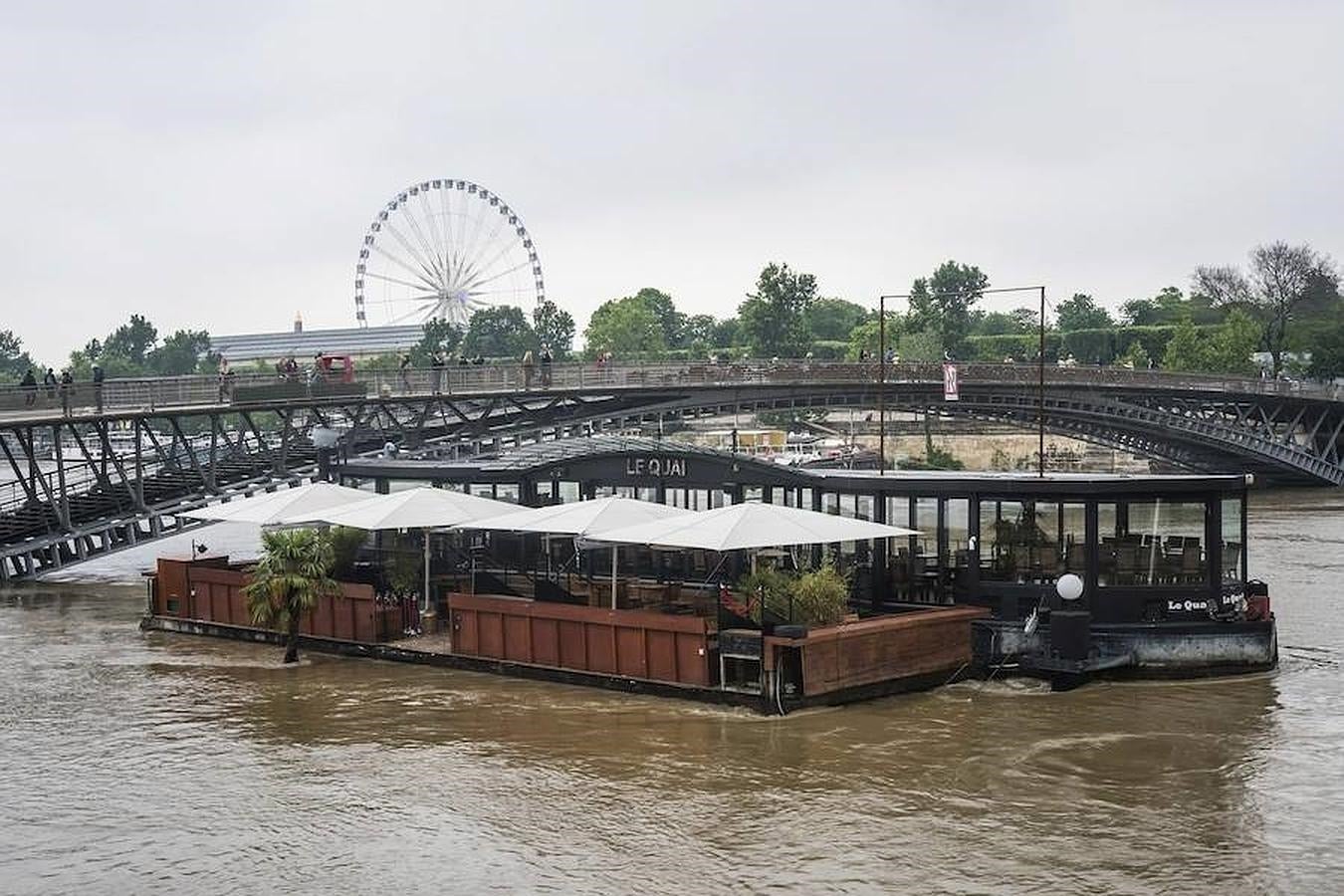 Vista general de varios barcos restaurantes parcialmente inundados por la crecida del río Sena en París, Francia. 