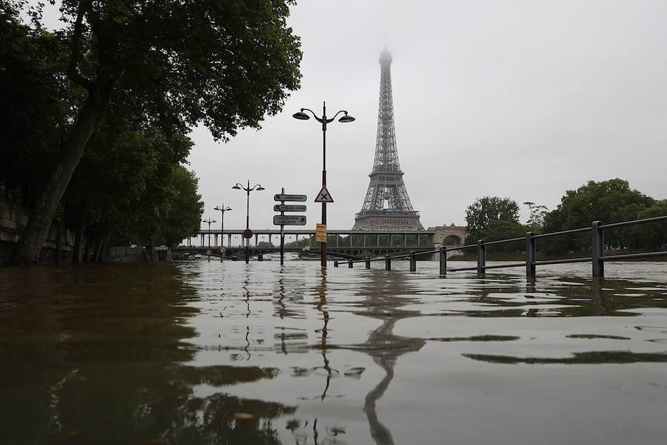 Imagen del Sena muy crecido por la caída de las lluvías, con la Torre Eiffel al fondo. 