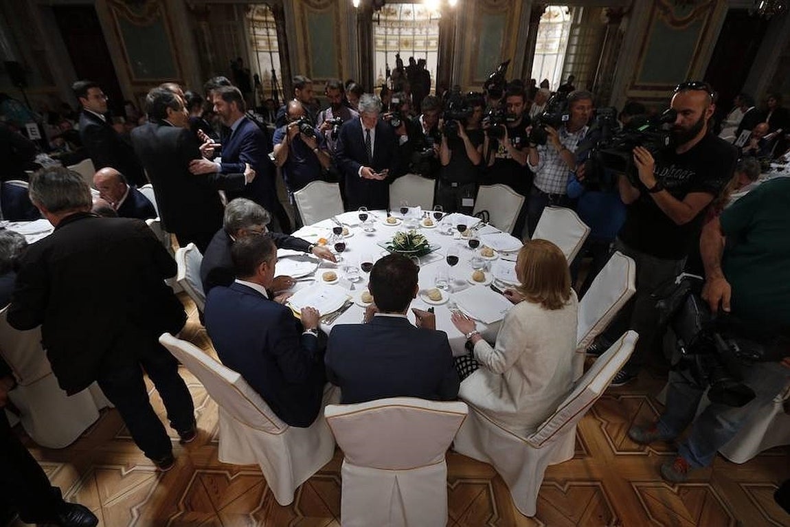 Albert Rivera, frente a una nube de fotógrafos en el Casino de Madrid. 