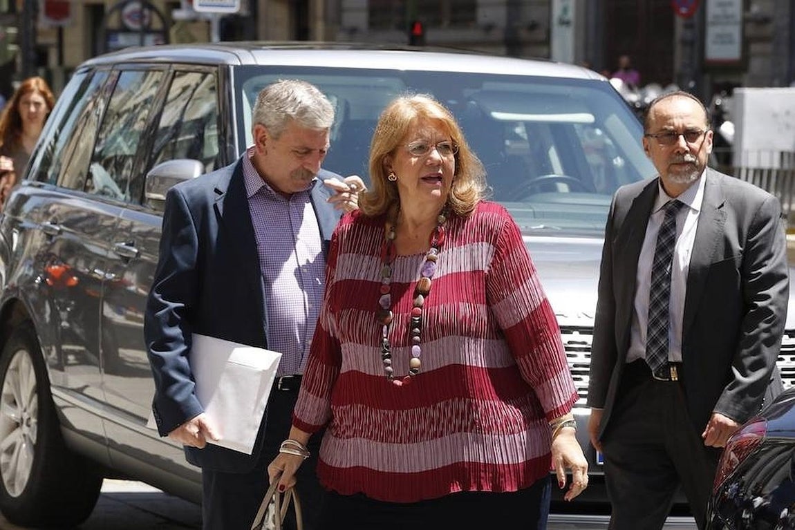 Elvira Rodríguez, presidenta de la CNMV, a su entrada en el Casino de Madrid. 