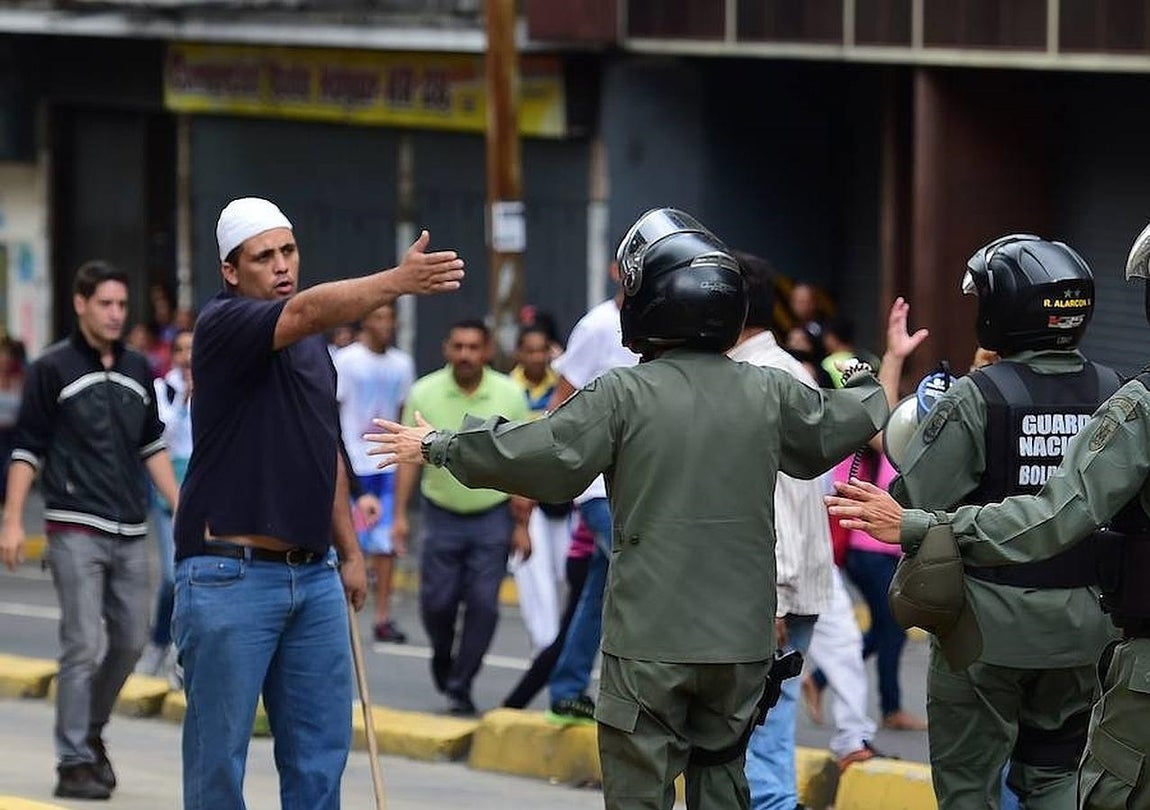 En imágenes: Los venezolanos se enfrentan a la Guardia Nacional bolivariana en una protesta contra la escasez