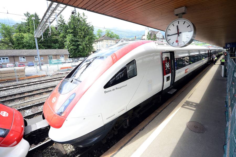 El tren que cruza el túnel parado en una de sus estaciones. 