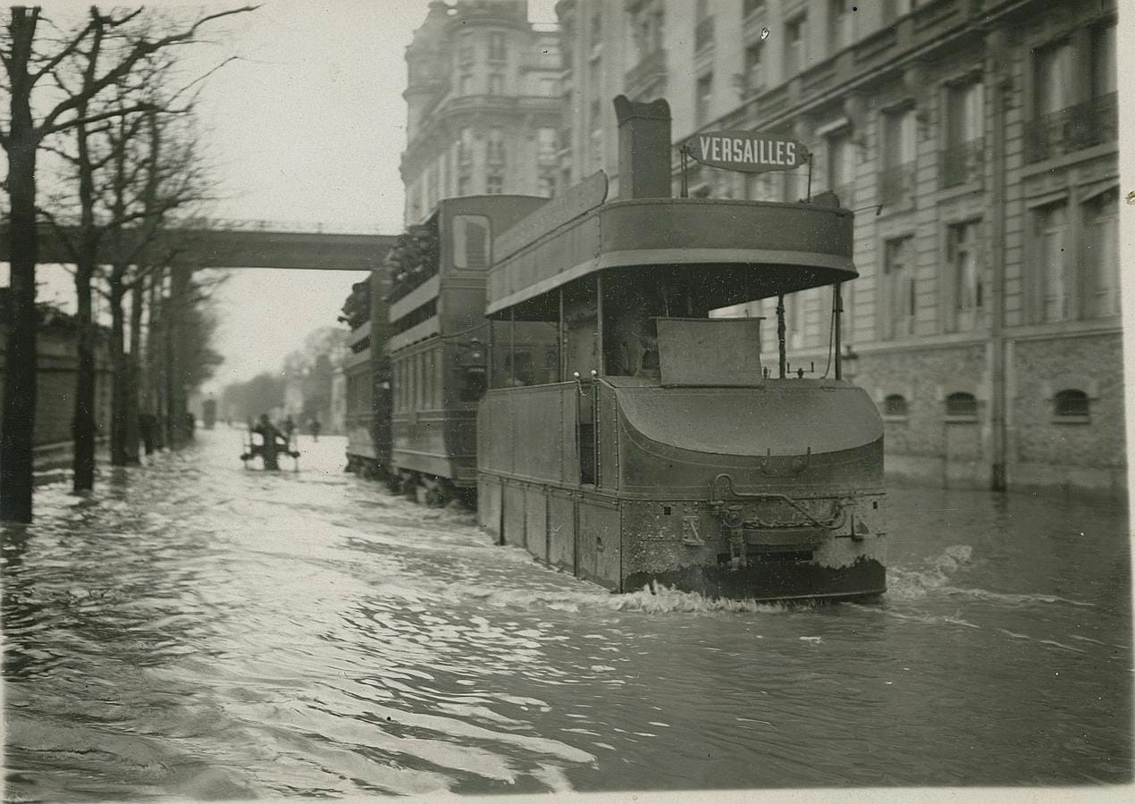 El tranvía de vapor que unía Versalles y el Louvre, en las calles de París durante la inundación de 1910
