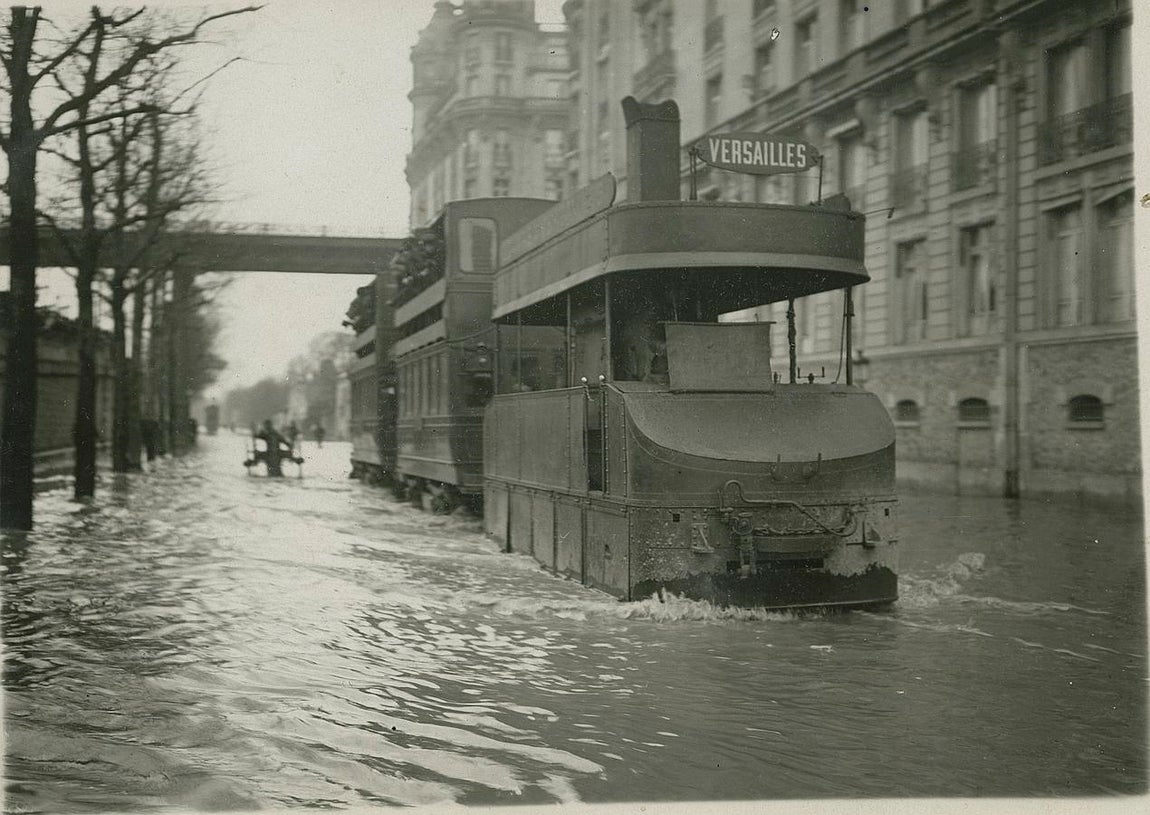 El tranvía de vapor que unía Versalles y el Louvre, en las calles de París durante la inundación de 1910. 