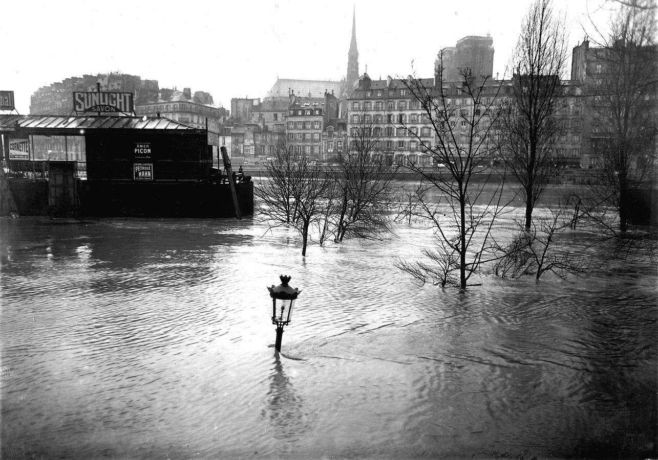 El centro de París, inundado en 1910