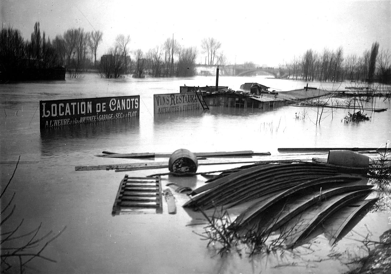 Los muelles de París durante la inundaciones de 1910. 