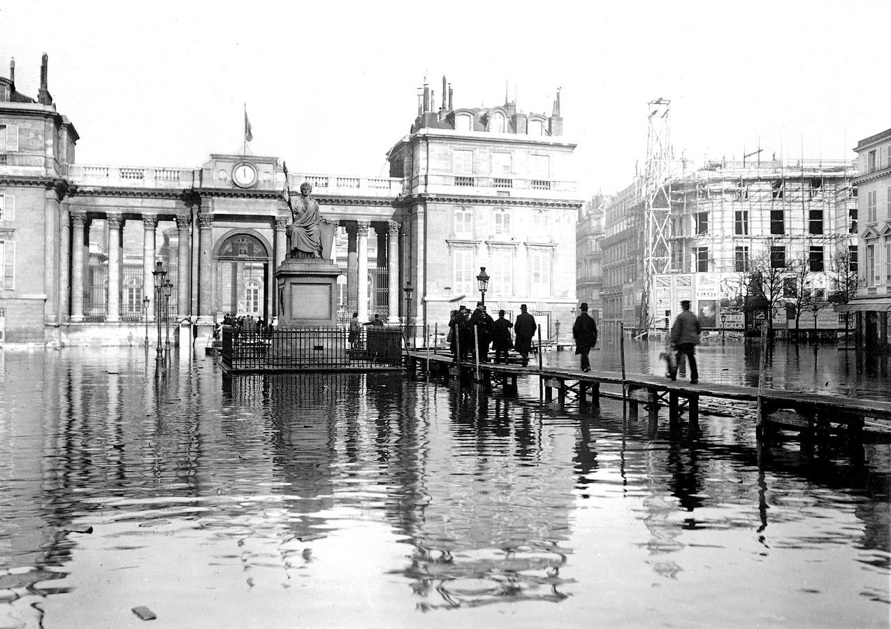 Una pasarela construida para sortear el agua durante la inundaciones de París en 1910. 