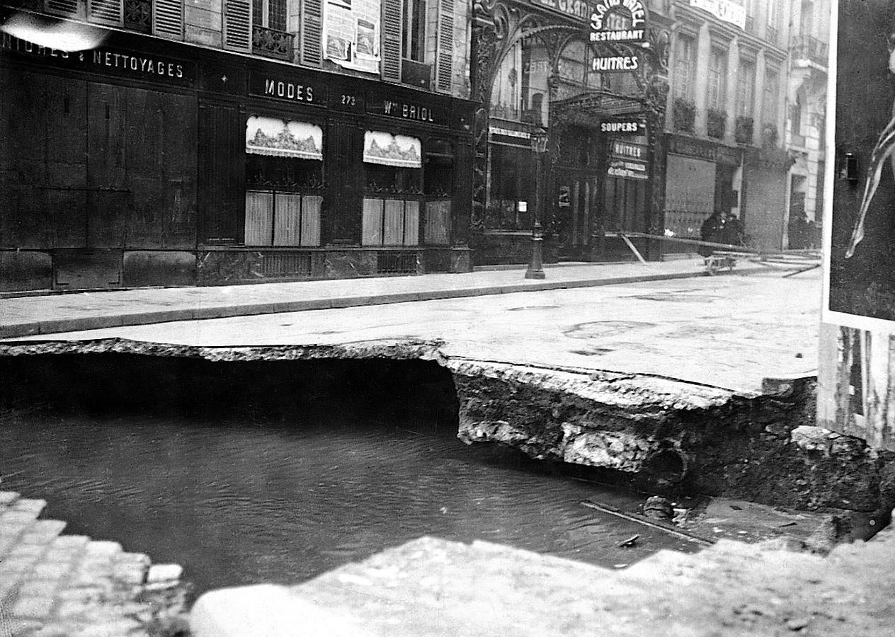 Una calle de París, socavada por las inundaciones de 1910. 