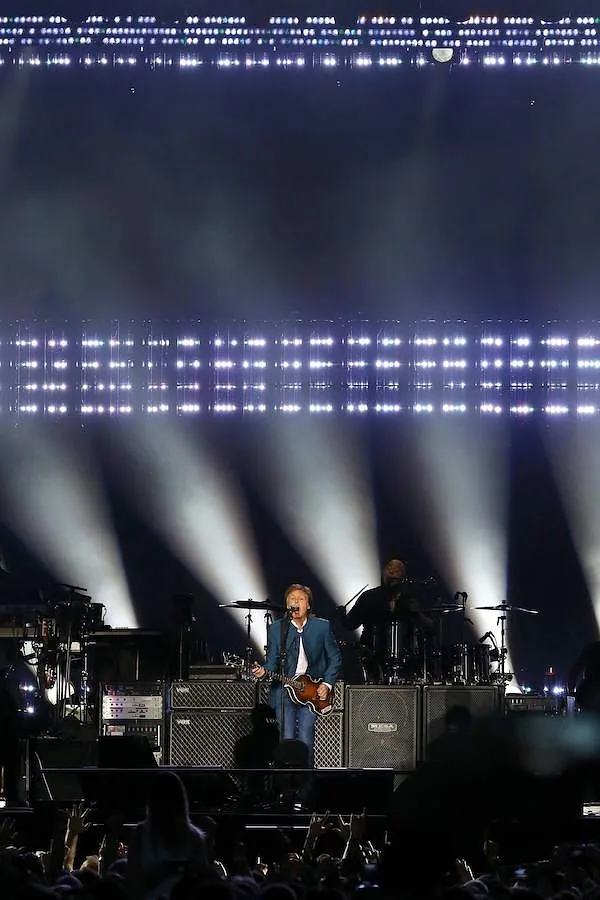 Paul McCartney bajo el juego de luces del escenario. 