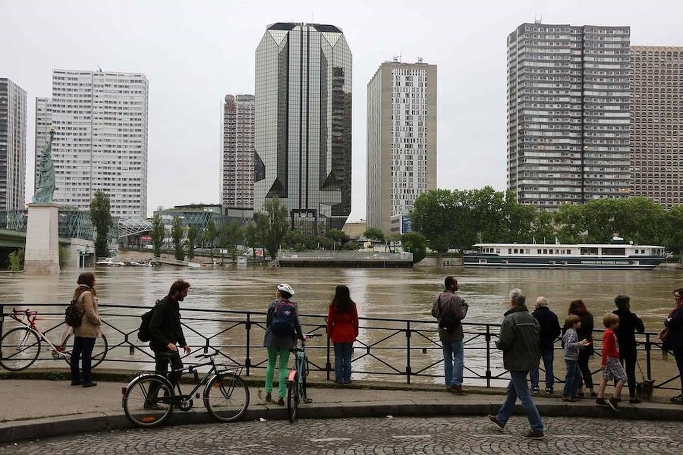 En imágenes: la crecida del Sena alcanza los 5,58 metros a su paso por París, que se encuentra inundada