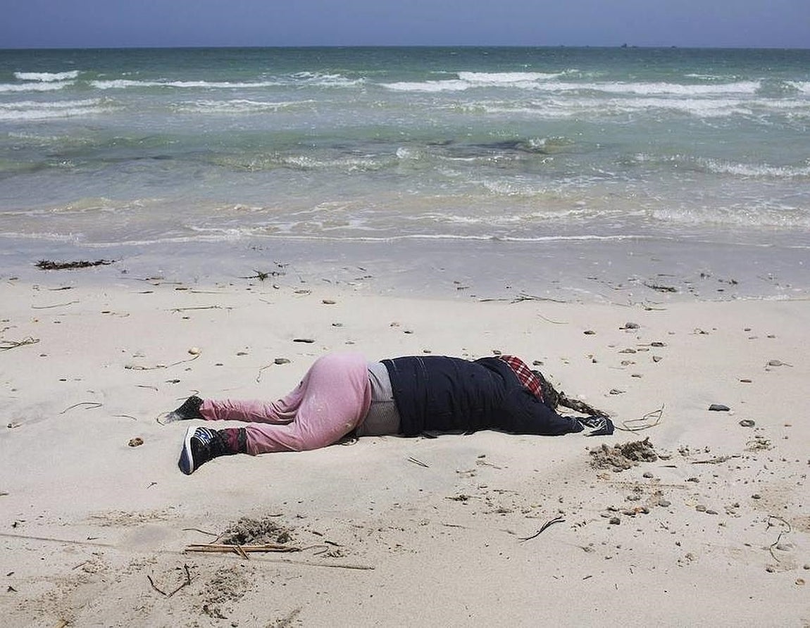 Uno de los cadáveres encontrados este jueves en la playa de Libia, desde donde se embarcan miles de personas procedentes África y de Asia que intentan llegar a Europa a través del Mediterráneo. 