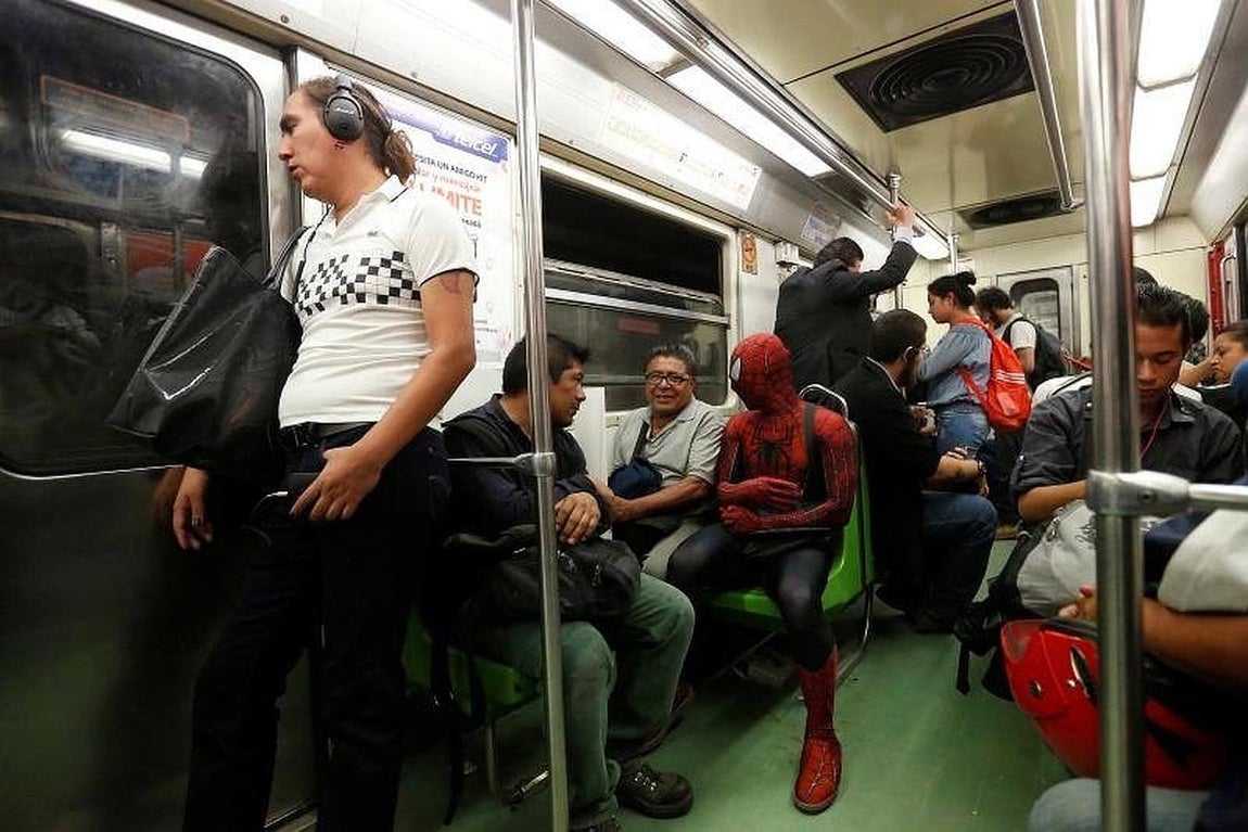 Viaja en metro con el traje de superhéroe, ante la mirada atónita de los demás pasajeros. 