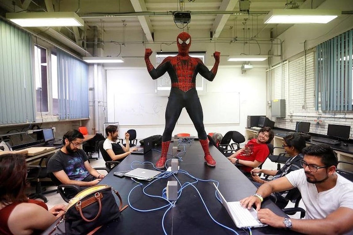 Así imparte clases Spider-Moy. 
