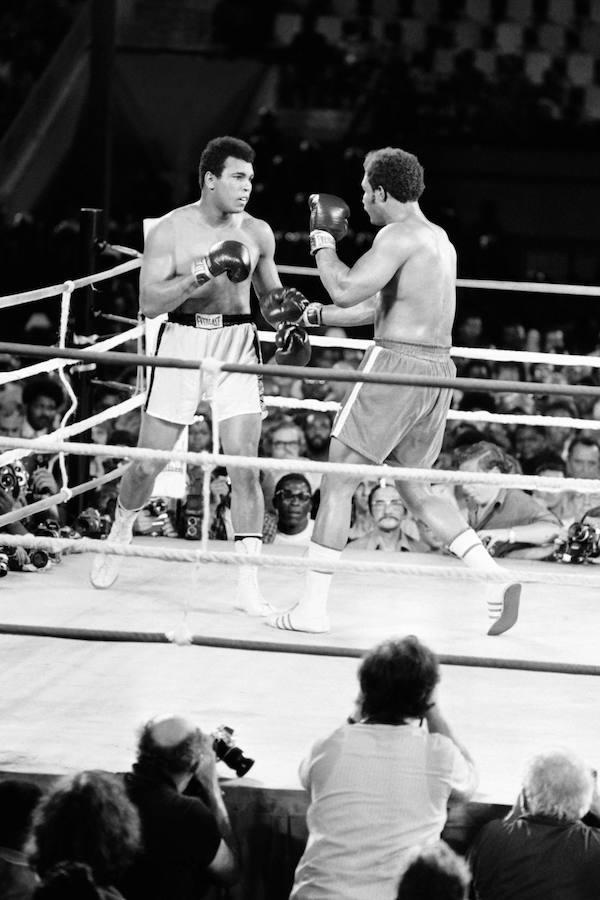 La lucha entre Muhammad Ali (L) (nacido Cassius Clay) y George Foreman en Kinshasa el 30 de octubre de 1974. 