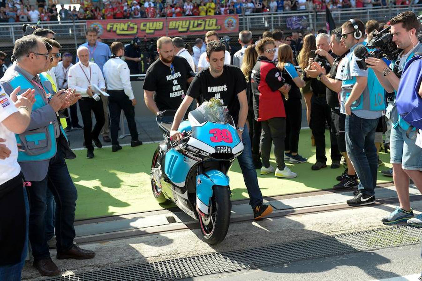 Un excompañero de Salom con la motocicleta del español. 