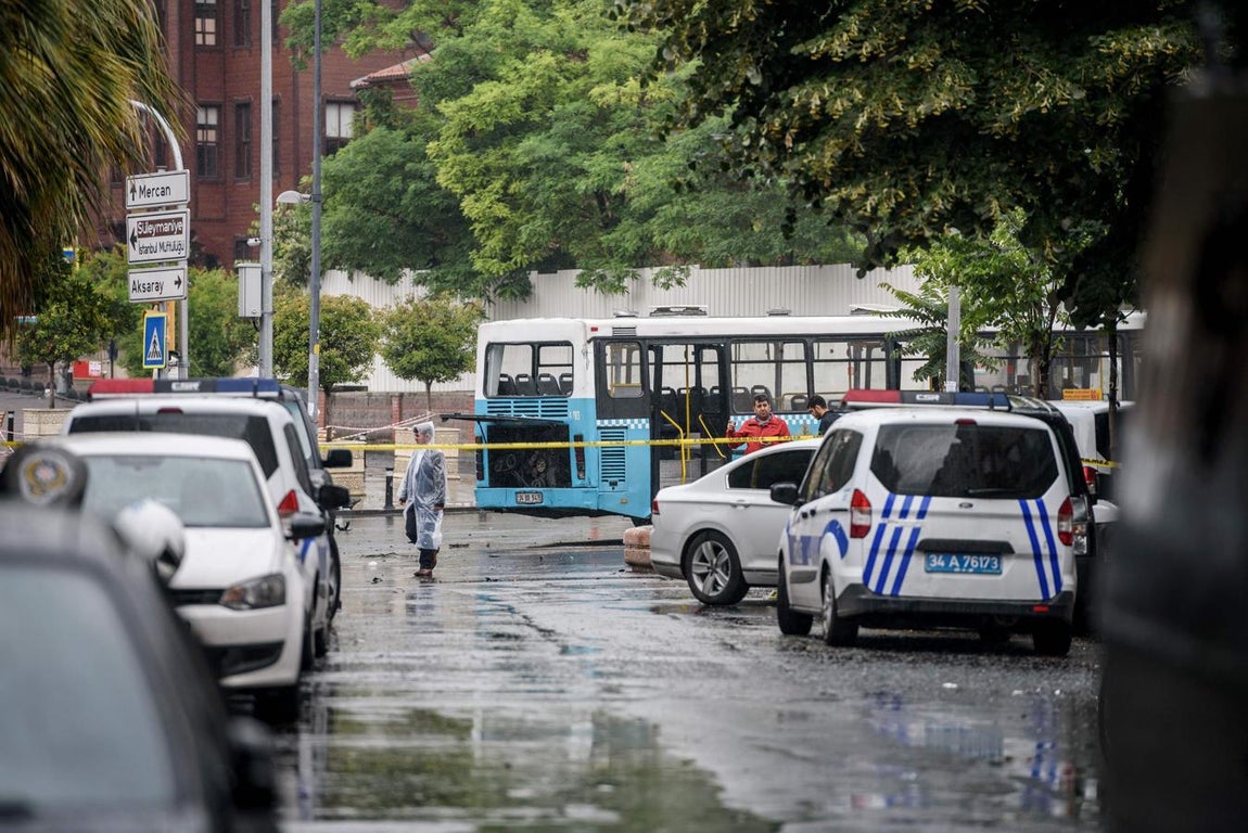 La policía turca vigila el lugar donde se ha producido un atentado con coche bomba en Estambul. 
